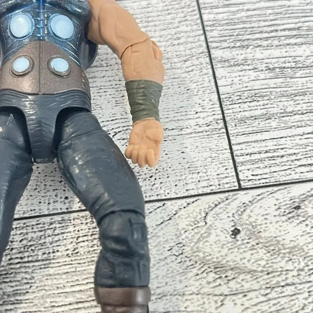 Marvel Universe Ultimate Thor Action Figure 3.75" - Picture 6 of 7
